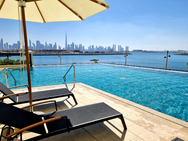 Killer-Pool, Dubai Skyline, Sonne, Strand