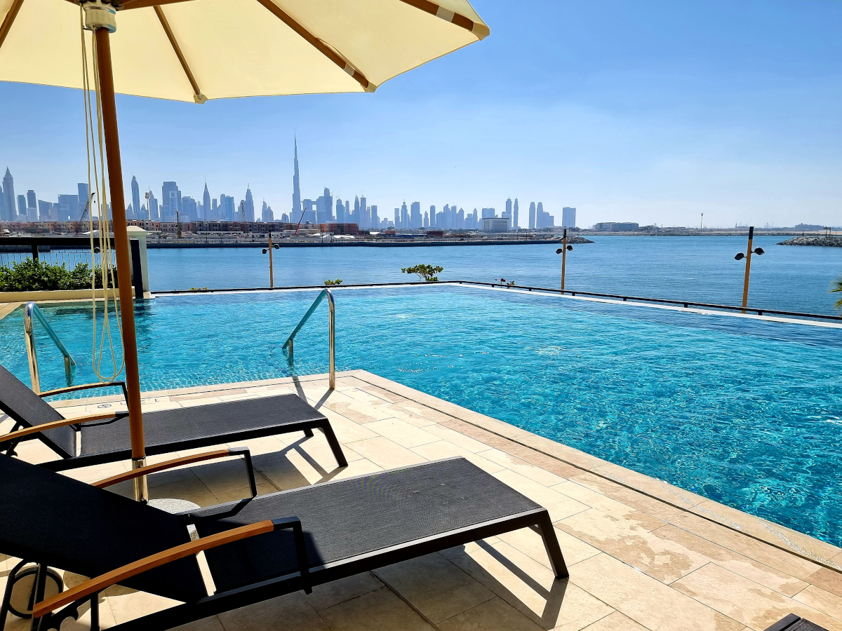 Killer-Pool, Dubai Skyline, Sonne, Strand